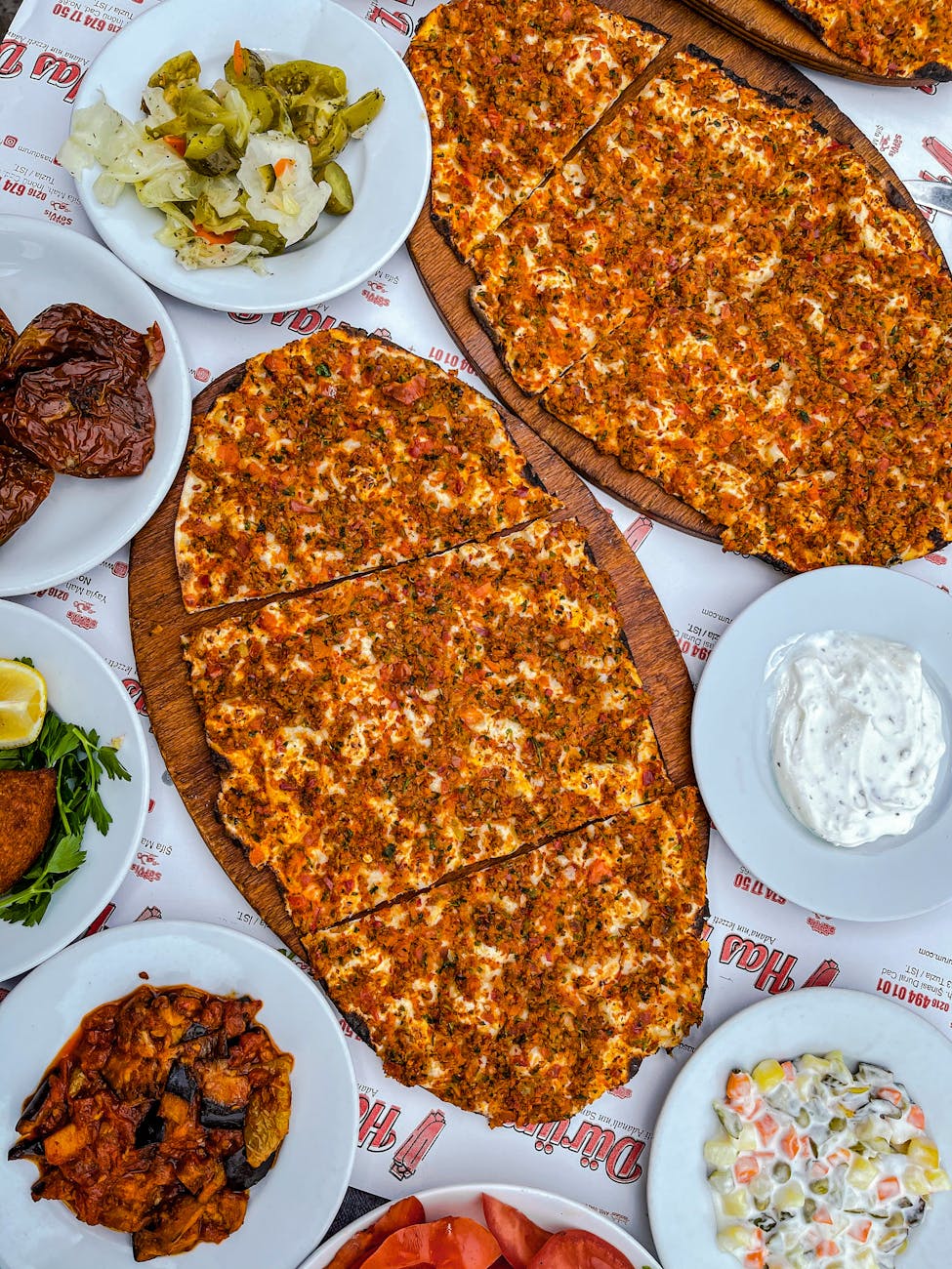 Keçiören'de Lahmacun Nerede Yenir? En Meşhur 5 Mekan 1 pizza on wooden chopping board