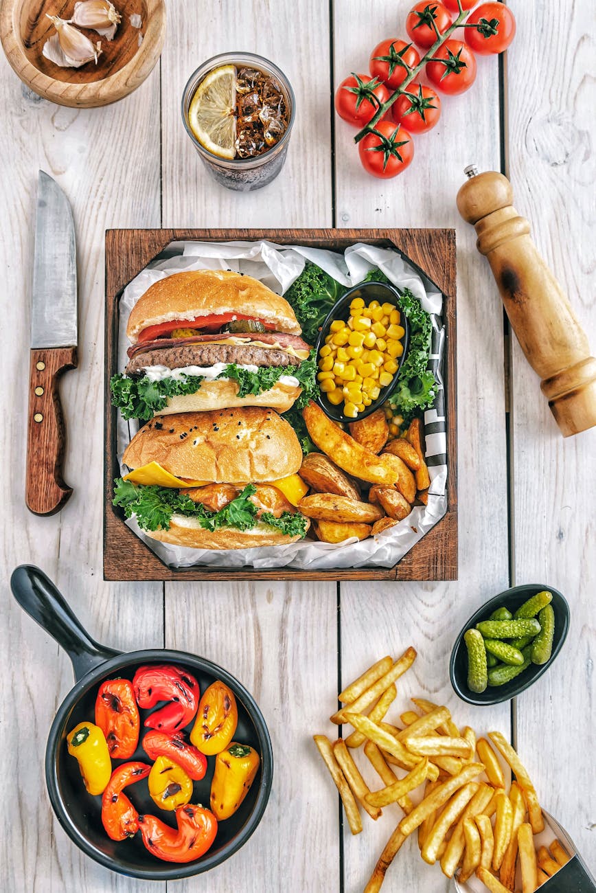 Eyüpsultan'da Hamburger Nerede Yenir? En İyi 5 Mekan 1 burgers with fries and tomatoes